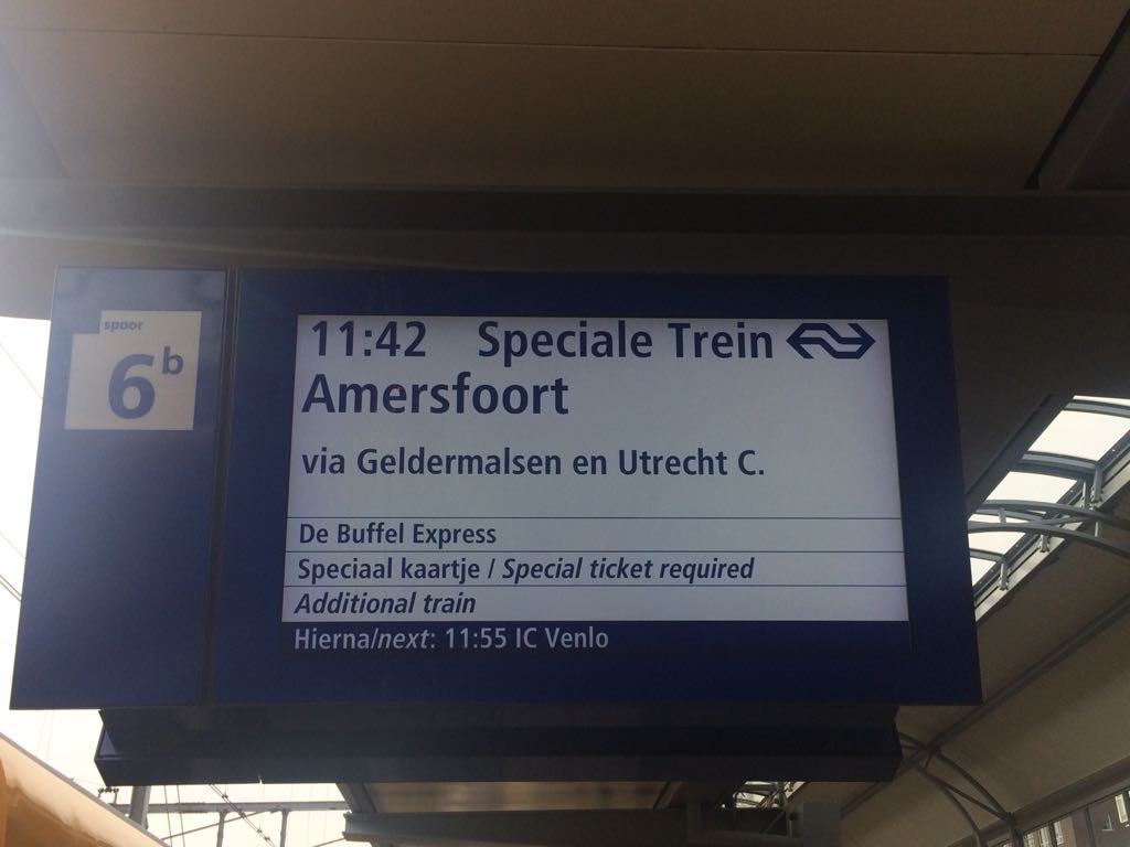 Op de diverse stations (hier in Den Bosch) die de Buffel voorafgaand aan de overdracht aan het Spoorwegmuseum aandeed, vermeldde de CTA bak de bijzondere rit als “De Buffel Express". (Foto: Peter van Dorp)