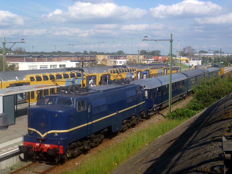 Het is lang geleden dat er drie elektrische locomotieven tegelijkertijd in Zandvoort aanwezig waren. (Foto: Peter v.d. Vlist)