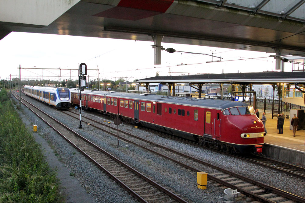 Tijdens de (extra) stop in Geldermalsen wordt de 114 gepasseerd door de stoptrein naar Utrecht (foto Harry Peters)